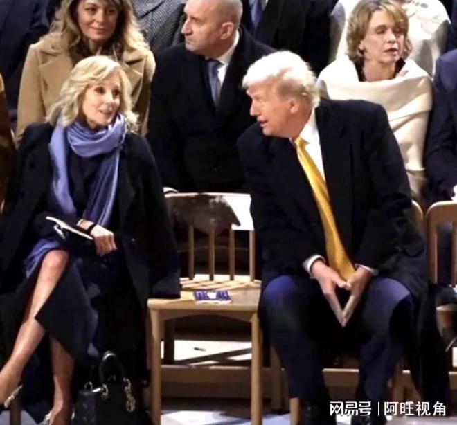 坐在布丽吉特座位上歪着头和吉尔聊米乐m6登录入口特朗普与美交流还