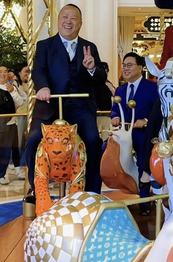 上嚼口香糖与金沙总裁骑旋转木马挺幼稚米乐m6网站曾志伟澳门参加电影节台(图2)
