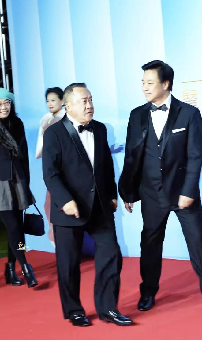 上嚼口香糖与金沙总裁骑旋转木马挺幼稚米乐m6网站曾志伟澳门参加电影节台(图7)