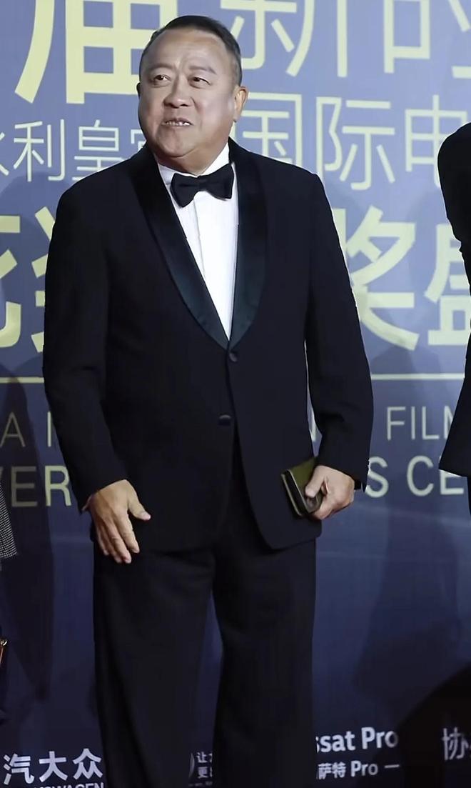 上嚼口香糖与金沙总裁骑旋转木马挺幼稚米乐m6网站曾志伟澳门参加电影节台(图9)