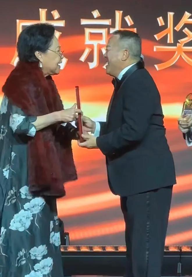 上嚼口香糖与金沙总裁骑旋转木马挺幼稚米乐m6网站曾志伟澳门参加电影节台(图10)
