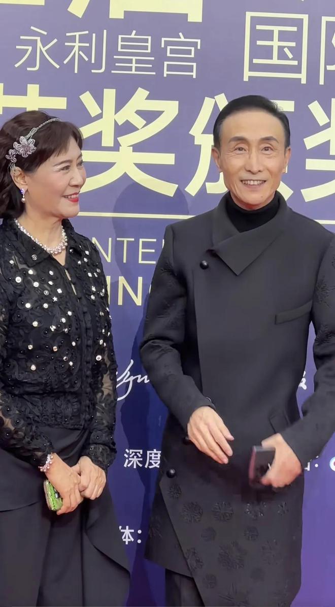 上嚼口香糖与金沙总裁骑旋转木马挺幼稚米乐m6网站曾志伟澳门参加电影节台(图13)