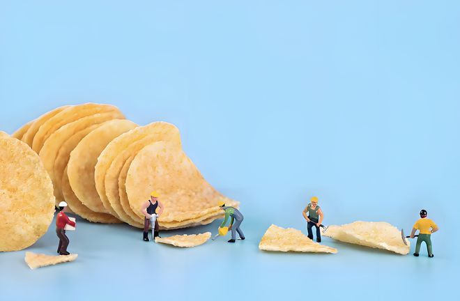 万亿休闲零食行业千帆待发m6米乐渠道崛起格局分散
