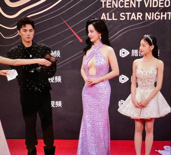 唐嫣高定黑裙却被压轴的赵丽颖抢镜m6米乐澳门这天：张萌开胸礼服(图22)